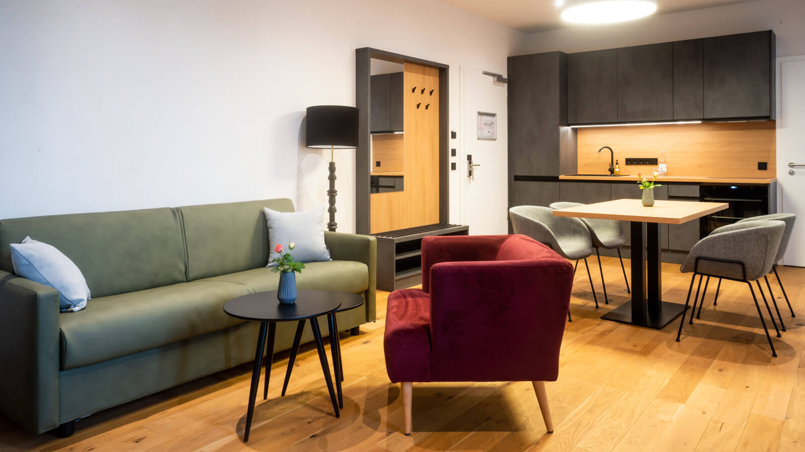 suite-mit-ausziehcoach-esstisch-kitchenette-pantry-kueche-burgau-hotel-sonnenhof-1-1